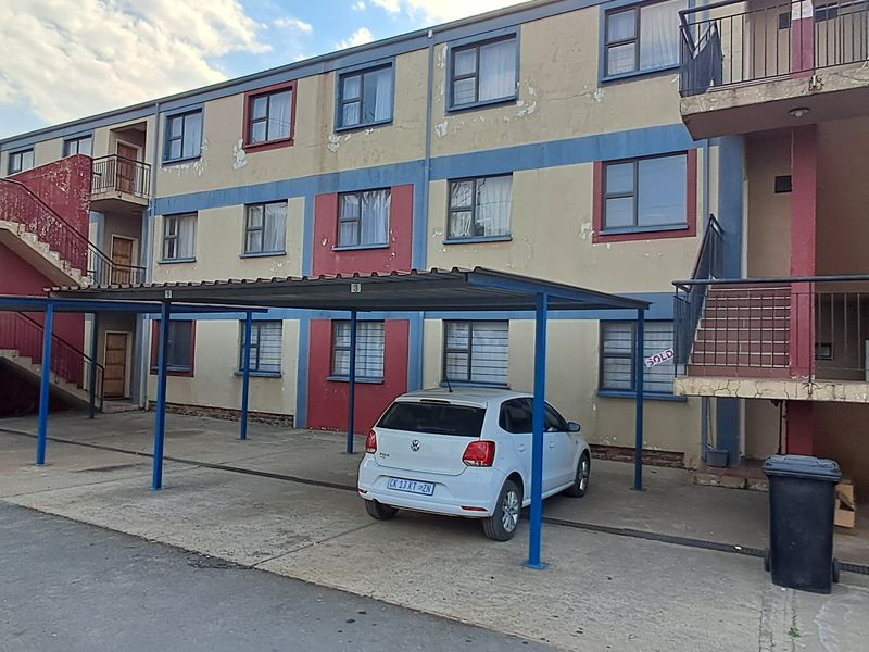 Flat For Sale In Newcastle - Photo 2