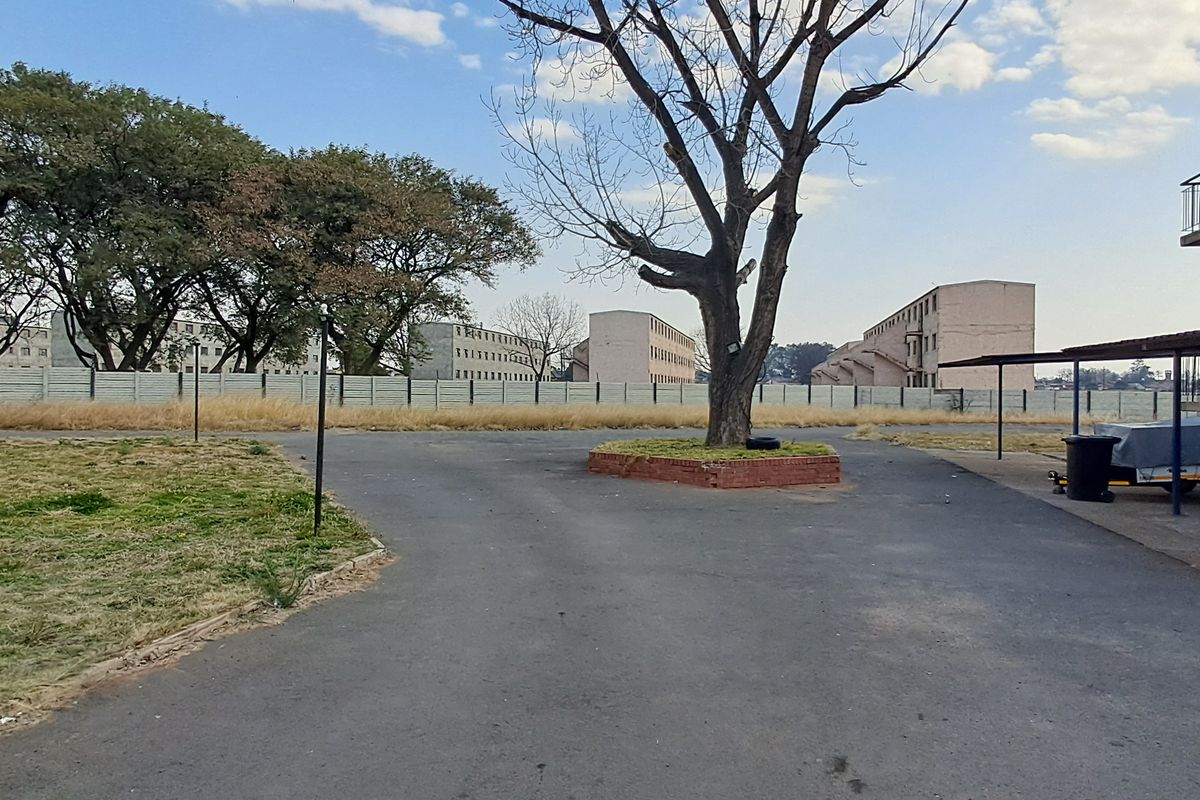 Flat For Sale In Newcastle - Photo 4