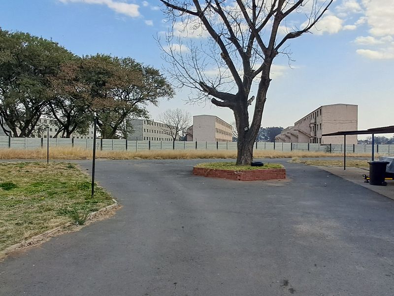 Flat For Sale In Newcastle - Photo 4