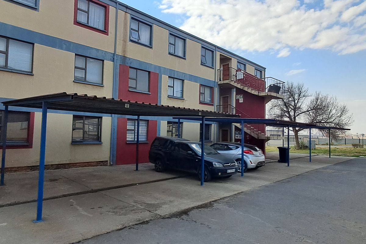 Flat For Sale In Newcastle - Photo 3