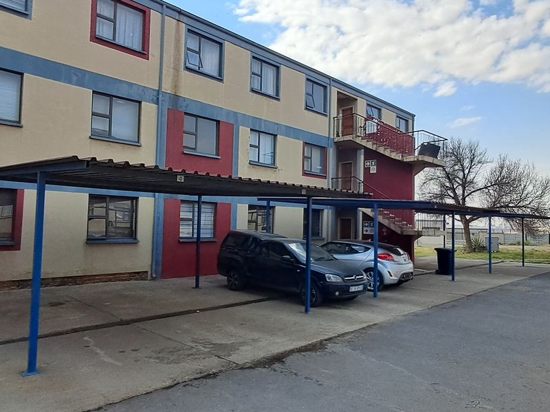 Flat For Sale In Newcastle - Photo 3