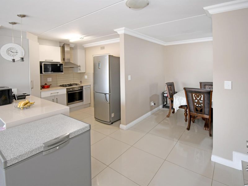 4 bedroom Townhouse in Riverbend Estate, Kyalami Hills! - Photo 2