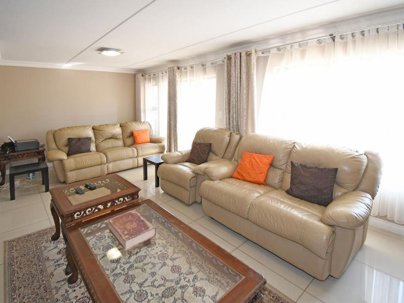 4 bedroom Townhouse in Riverbend Estate, Kyalami Hills! - Photo 9