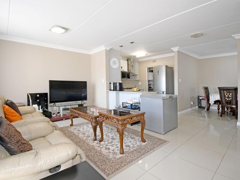 4 bedroom Townhouse in Riverbend Estate, Kyalami Hills! - Photo 8