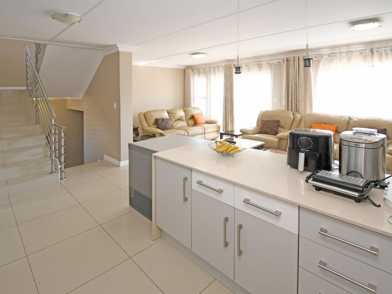 4 bedroom Townhouse in Riverbend Estate, Kyalami Hills! - Photo 6