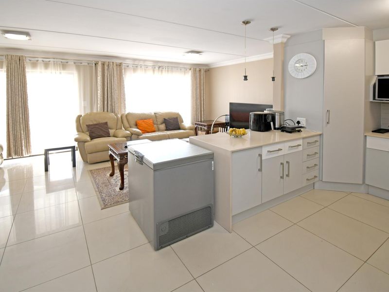 4 bedroom Townhouse in Riverbend Estate, Kyalami Hills! - Photo 3