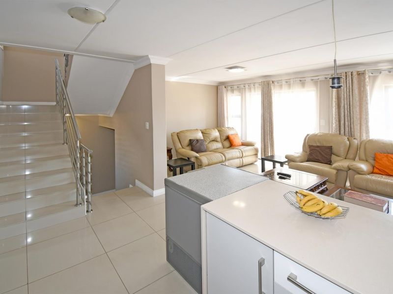 4 bedroom Townhouse in Riverbend Estate, Kyalami Hills! - Photo 7