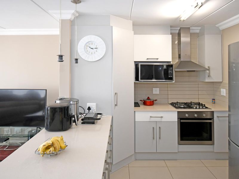 4 bedroom Townhouse in Riverbend Estate, Kyalami Hills! - Photo 4