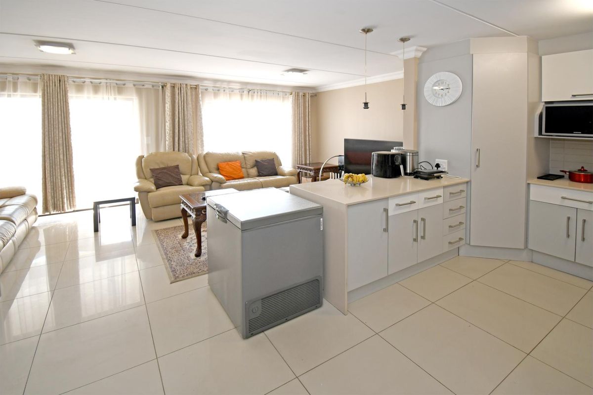4 bedroom Townhouse in Riverbend Estate, Kyalami Hills! - Photo 3