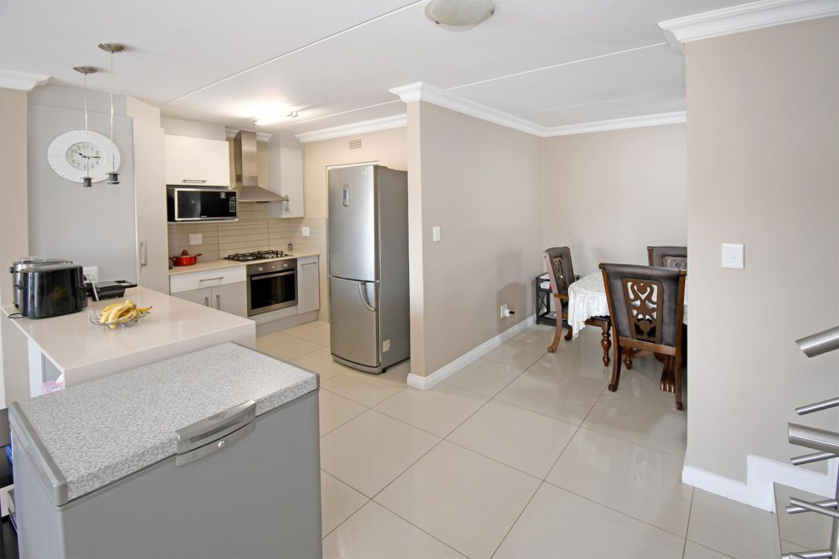 4 bedroom Townhouse in Riverbend Estate, Kyalami Hills! - Photo 2