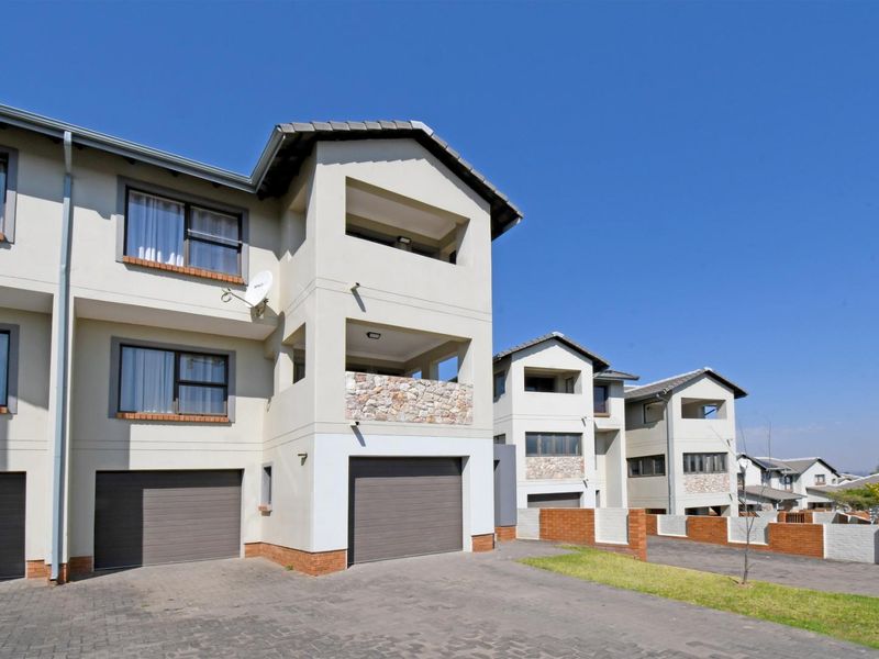 4 bedroom Townhouse in Riverbend Estate, Kyalami Hills! - Photo 1