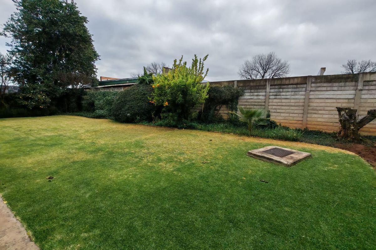 Spacious 3 Bedroom Home - Photo 3
