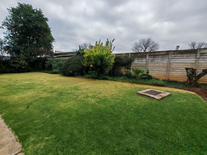 Spacious 3 Bedroom Home - Photo 3