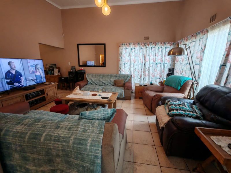 Spacious 3 Bedroom Home - Photo 9