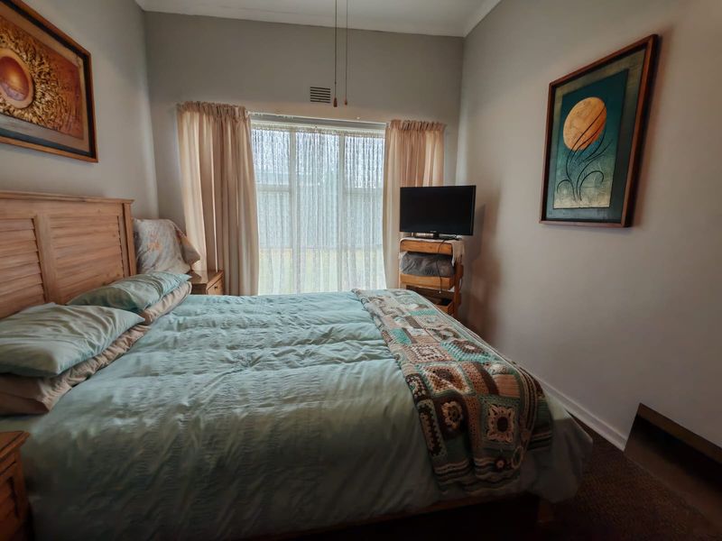 Spacious 3 Bedroom Home - Photo 6