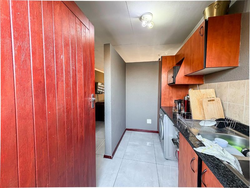 INVITING BUYERS BETWEEN R899 000 - R1 150 000 TO COME VIEW AND NEGOTIATE!!!! - Photo 5