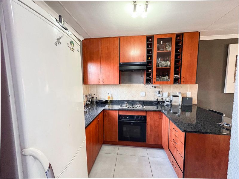 INVITING BUYERS BETWEEN R899 000 - R1 150 000 TO COME VIEW AND NEGOTIATE!!!! - Photo 2