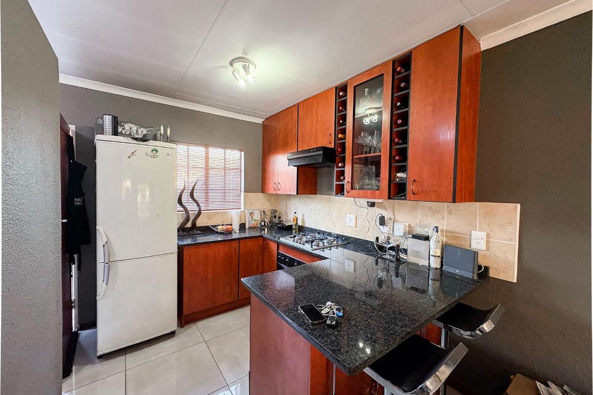 INVITING BUYERS BETWEEN R899 000 - R1 150 000 TO COME VIEW AND NEGOTIATE!!!! - Photo 3