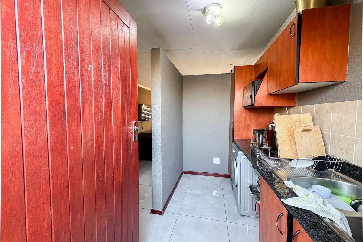 INVITING BUYERS BETWEEN R899 000 - R1 150 000 TO COME VIEW AND NEGOTIATE!!!! - Photo 5