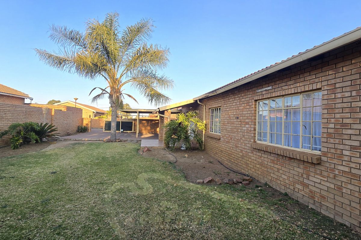 Distressed 3-Bedroom house FNB Property for Sale in Reyno Ridge. - Photo 3