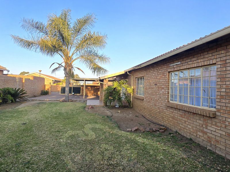 Distressed 3-Bedroom house FNB Property for Sale in Reyno Ridge. - Photo 3