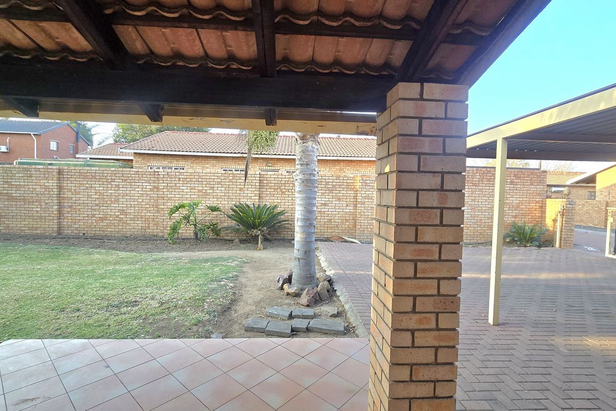 Distressed 3-Bedroom house FNB Property for Sale in Reyno Ridge. - Photo 5