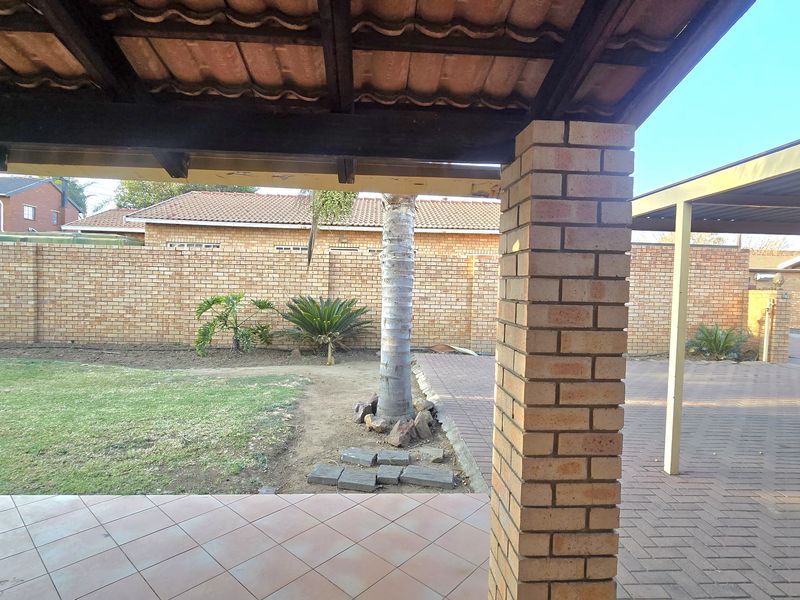 Distressed 3-Bedroom house FNB Property for Sale in Reyno Ridge. - Photo 5