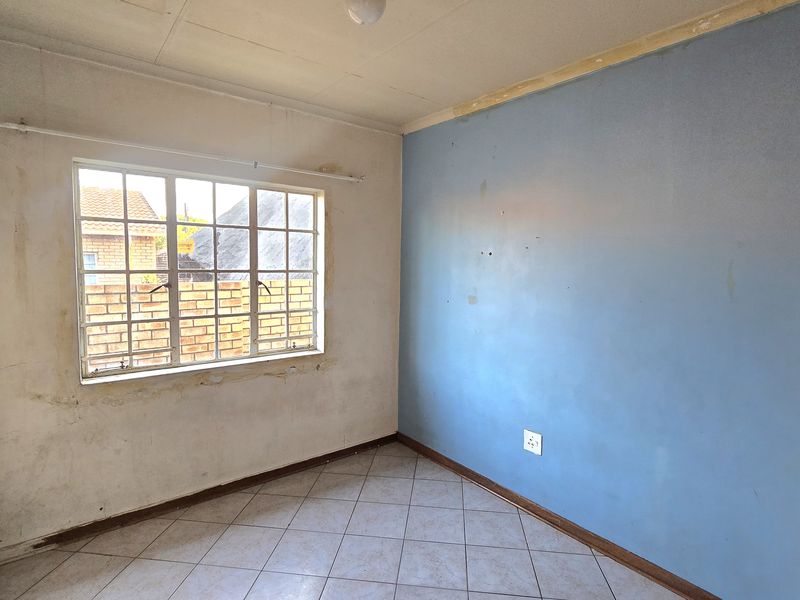 Distressed 3-Bedroom house FNB Property for Sale in Reyno Ridge. - Photo 7