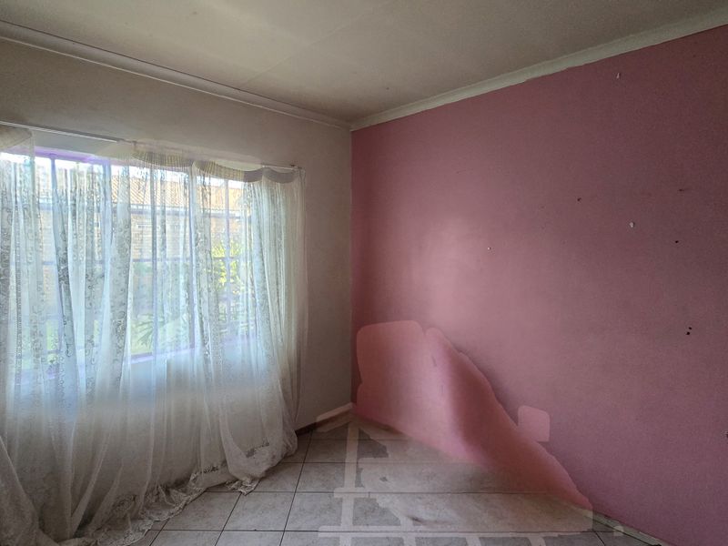 Distressed 3-Bedroom house FNB Property for Sale in Reyno Ridge. - Photo 6