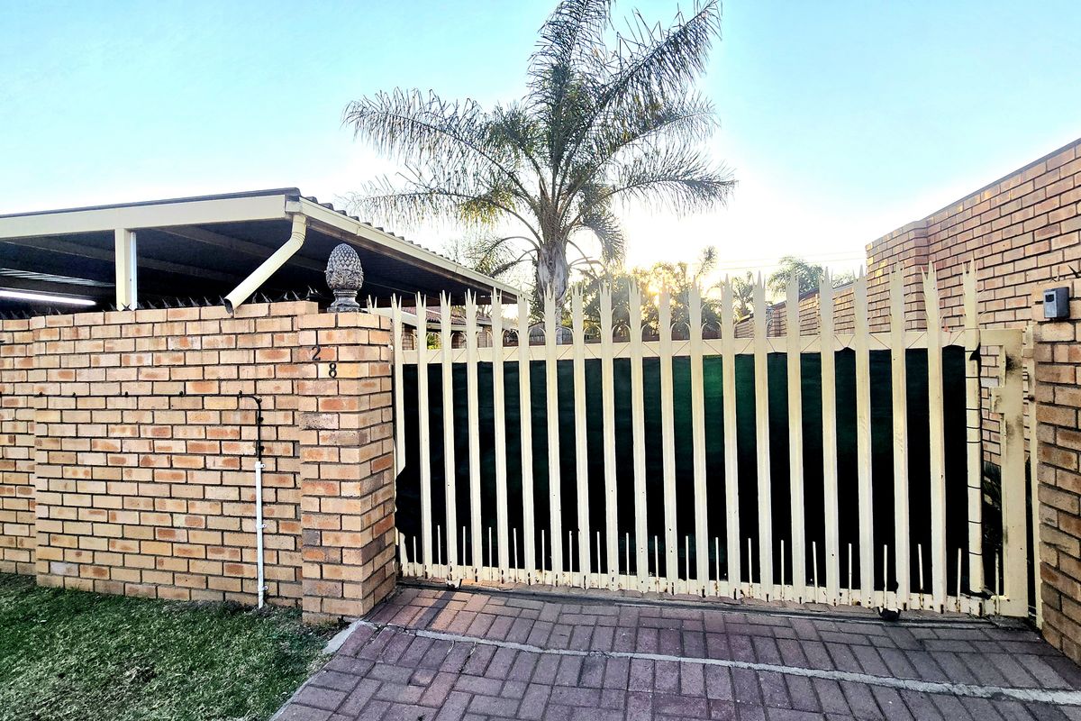 Distressed 3-Bedroom house FNB Property for Sale in Reyno Ridge. - Photo 2