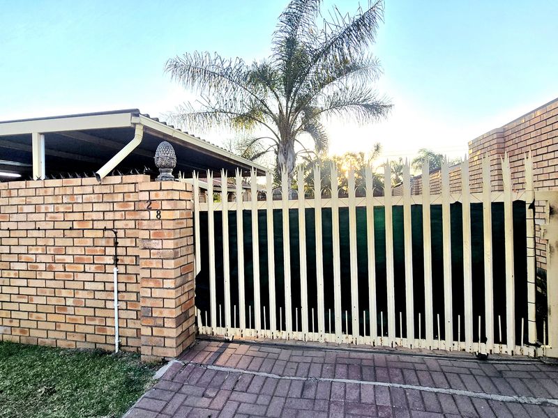 Distressed 3-Bedroom house FNB Property for Sale in Reyno Ridge. - Photo 2