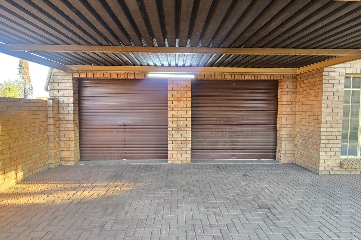 Distressed 3-Bedroom house FNB Property for Sale in Reyno Ridge. - Photo 4