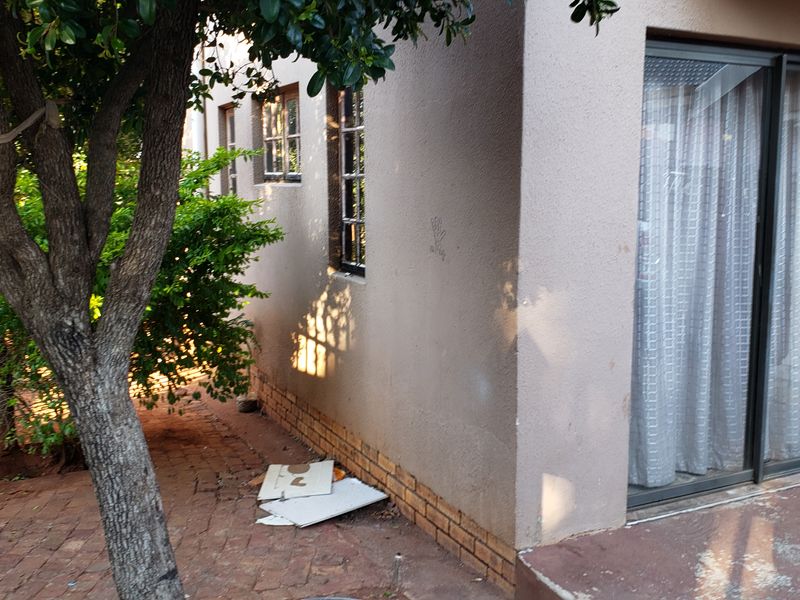 Comfortable and Welcoming Home with Bonus Flatlet - Photo 3