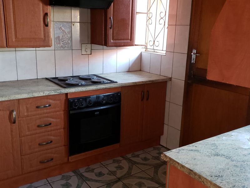 Comfortable and Welcoming Home with Bonus Flatlet - Photo 10