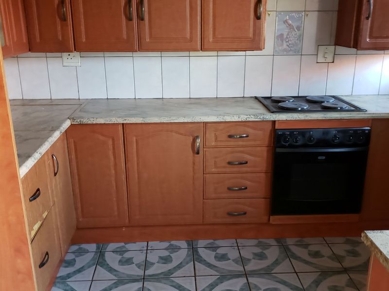 Comfortable and Welcoming Home with Bonus Flatlet - Photo 9