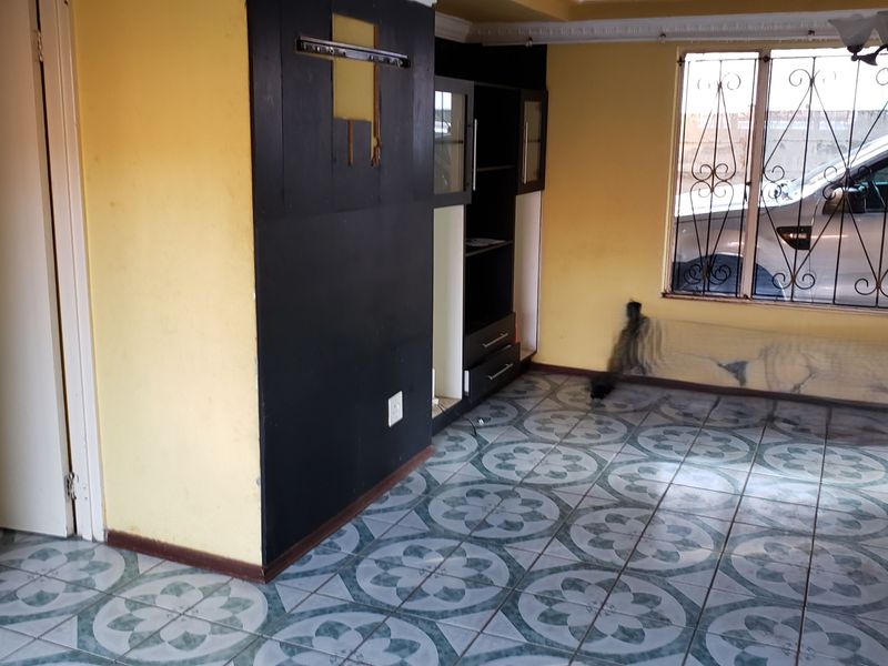 Comfortable and Welcoming Home with Bonus Flatlet - Photo 8