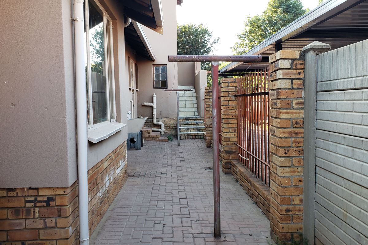 Comfortable and Welcoming Home with Bonus Flatlet - Photo 2