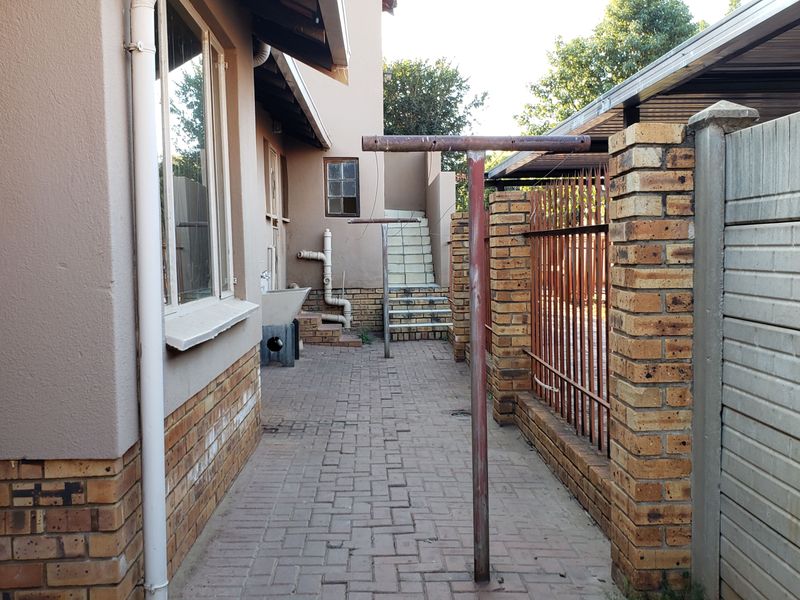 Comfortable and Welcoming Home with Bonus Flatlet - Photo 2