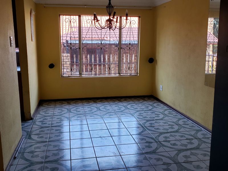 Comfortable and Welcoming Home with Bonus Flatlet - Photo 5