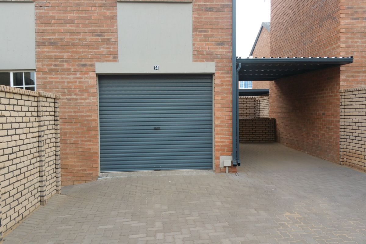 Upmarket three bedroom townhouse - Photo 2