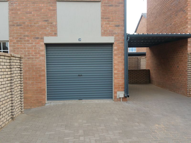 Upmarket three bedroom townhouse - Photo 2