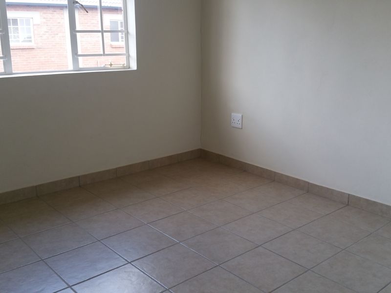 Upmarket three bedroom townhouse - Photo 9