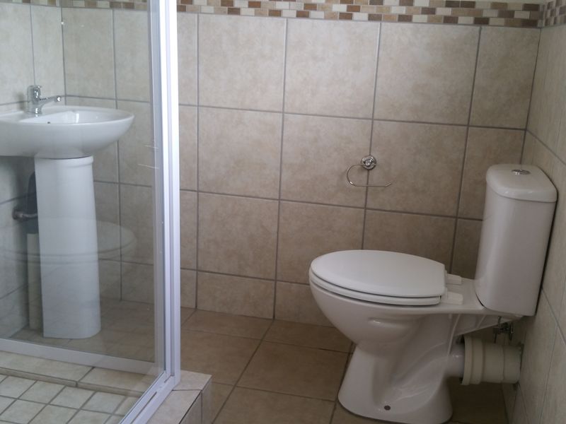 Upmarket three bedroom townhouse - Photo 8