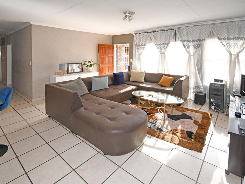 Inviting buyers between R1250 000 to 1325 000 to view and negotiate - Photo 2