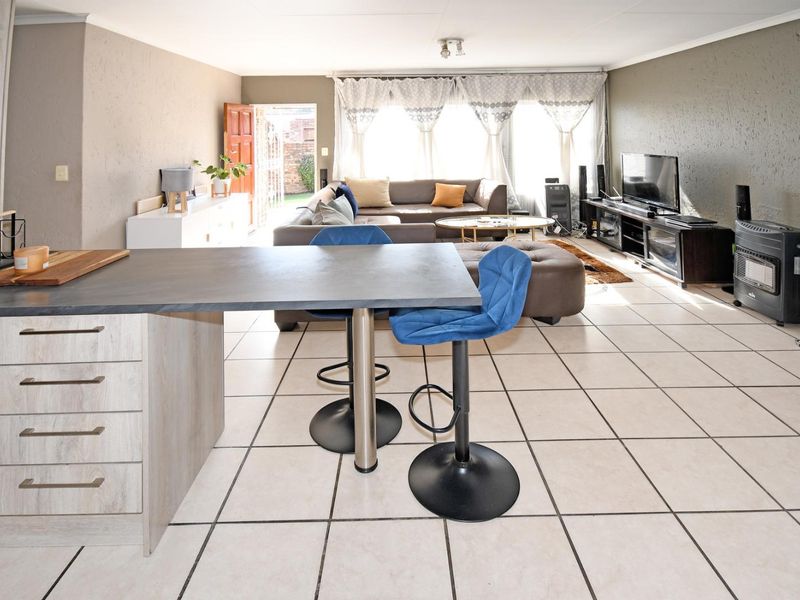 Inviting buyers between R1250 000 to 1325 000 to view and negotiate - Photo 10