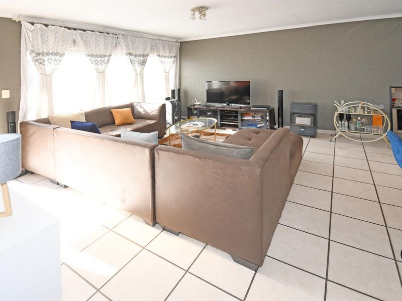Inviting buyers between R1250 000 to 1325 000 to view and negotiate - Photo 4