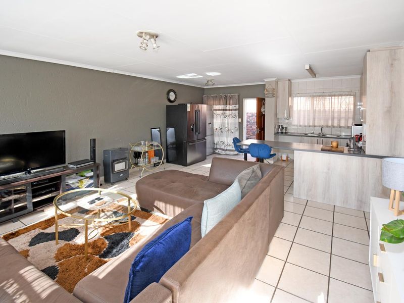 Inviting buyers between R1250 000 to 1325 000 to view and negotiate - Photo 5