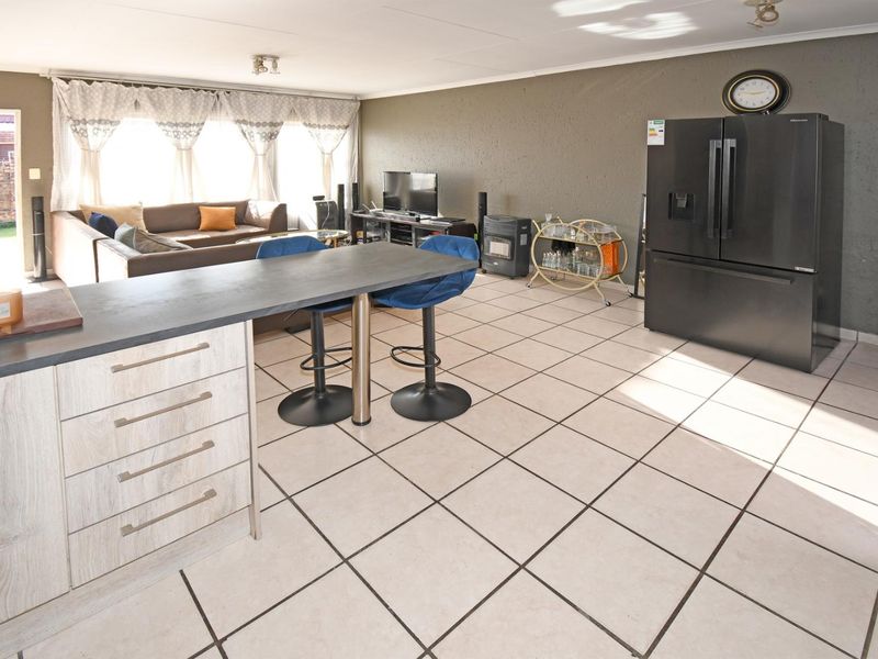 Inviting buyers between R1250 000 to 1325 000 to view and negotiate - Photo 9