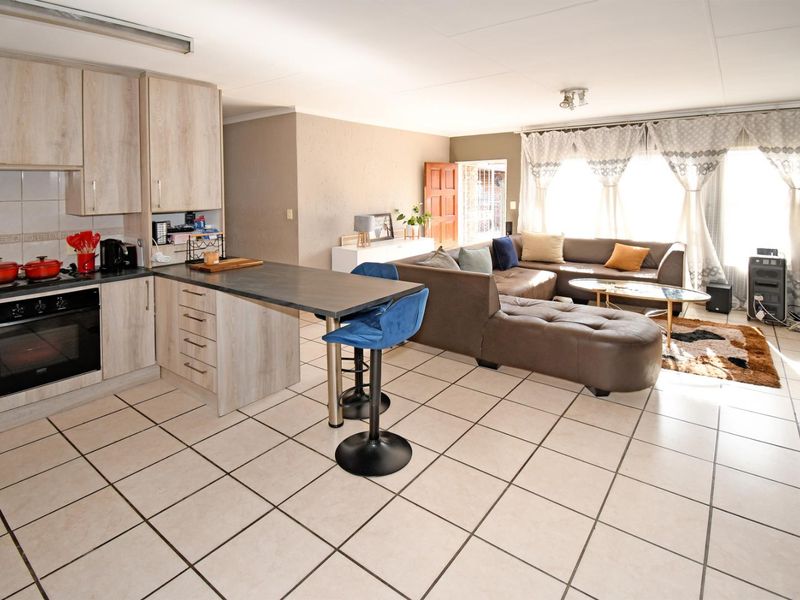 Inviting buyers between R1250 000 to 1325 000 to view and negotiate - Photo 8