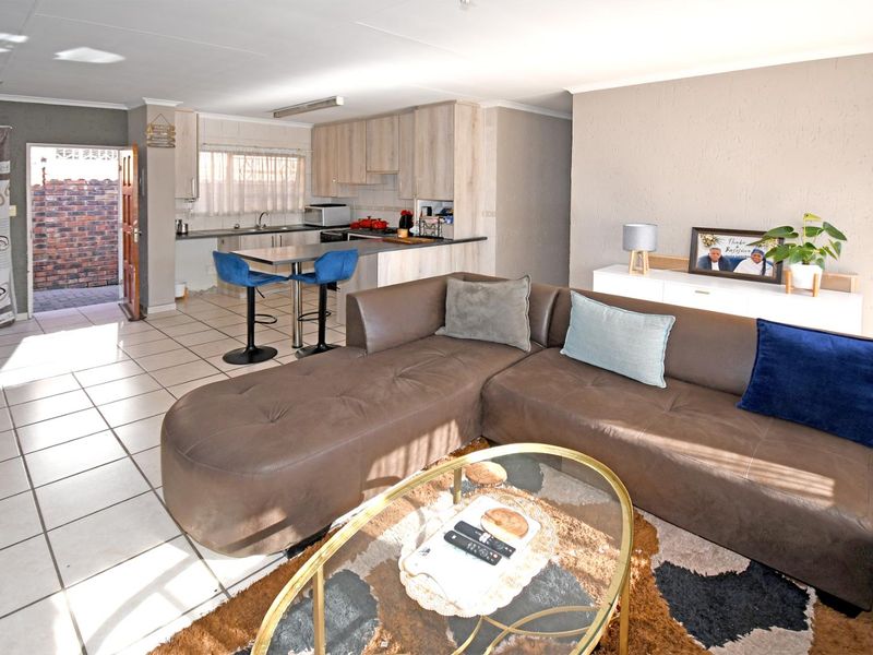 Inviting buyers between R1250 000 to 1325 000 to view and negotiate - Photo 7